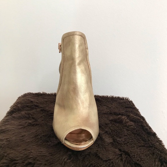 Gorgeous Gold Heels! - Picture 7 of 8